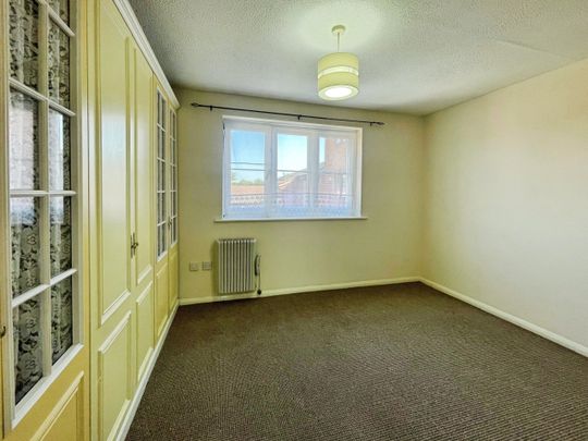 Curzon Drive, Grays, RM17 - Photo 1