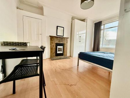 House share to rent - Photo 2