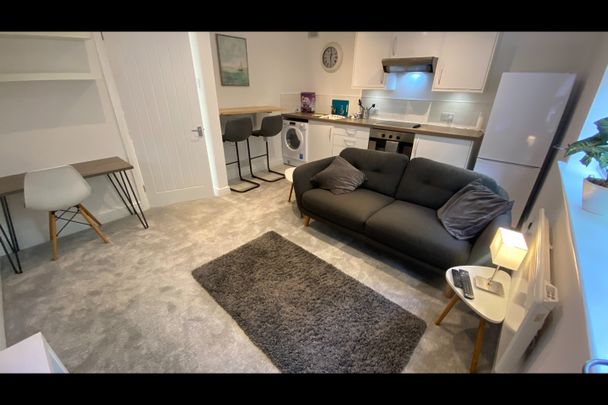 1 Bed Flat, Park Drive, M16 - Photo 1