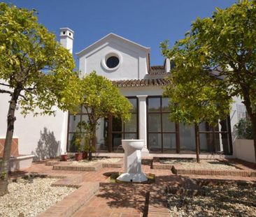 Detached Villa · Guadalmina Baja - Photo 1