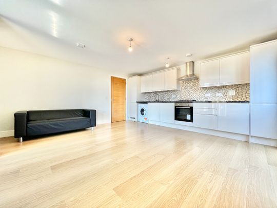 2 Bed Flat, Charter House, IG1 - Photo 1
