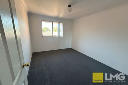 SPACIOUS 2-BEDROOM APARTMENT IN IDEAL LOCATION - Photo 4