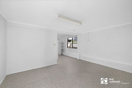 LARGE FAMILY HOME IN THORNLANDS . NB RENT INCREASING TO $870 PER WEEK TWO MONTHS AFTER COMMENCEMENT OF LEASE - Photo 2