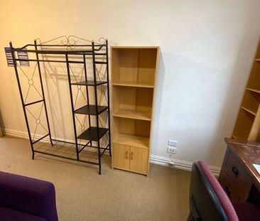 Centrally located boarding house room - Photo 3