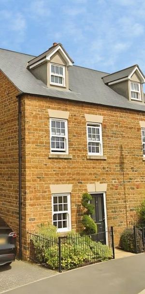 4 bedroom semi-detached house to rent - Photo 2