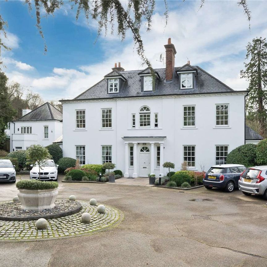 A charming first floor two bedroom apartment in Ascot. - Photo 1