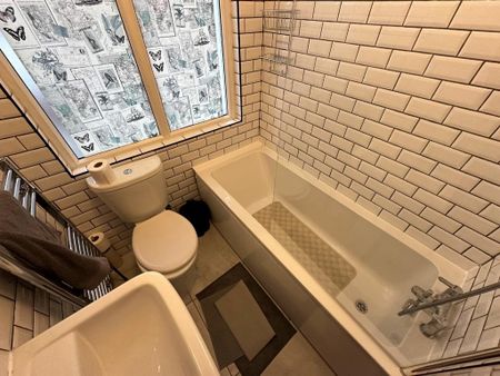 5 bedroom end of terrace house to rent - Photo 2