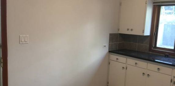 Spacious 2 bdrms walk up lower unit for rent near Stampede! - Photo 2