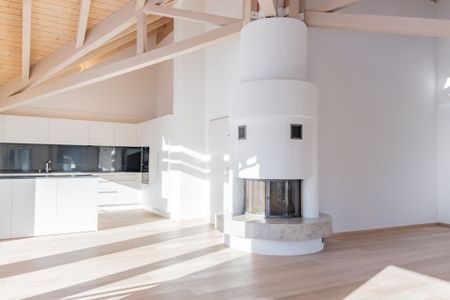 Attic flooded with light with fireplace, exposed beams and a fantastic view of Degersheim - Foto 2