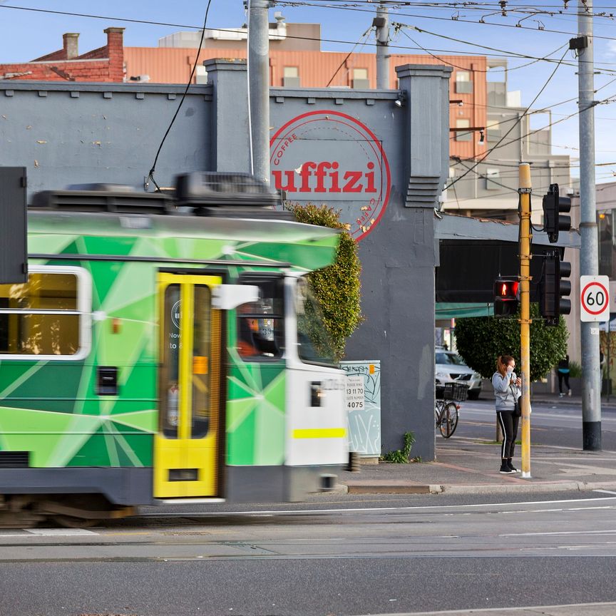 Prime location in Caulfield North's hub! - Photo 1