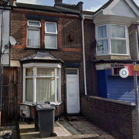 Room in a Shared House, Dallow Road, LU1 - Photo 4