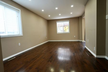 For Lease - 13 Benjamin Lane, Barrie, Ontario - Photo 2