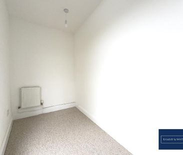 4 bedroom end of terrace house to rent - Photo 3