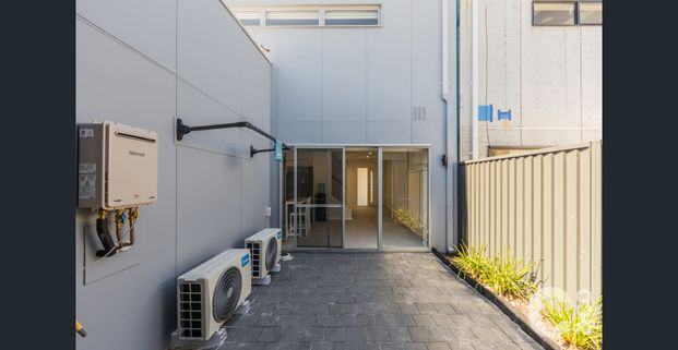 2 Storey 3 x 2 Townhouse in central location ! - Photo 1