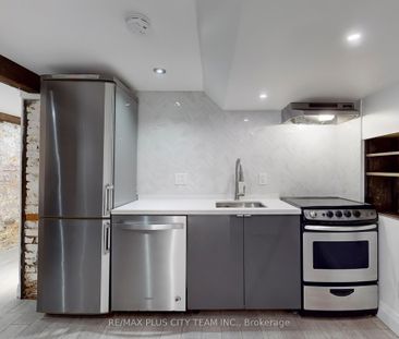 153 Niagara Street #Lower - Photo 1