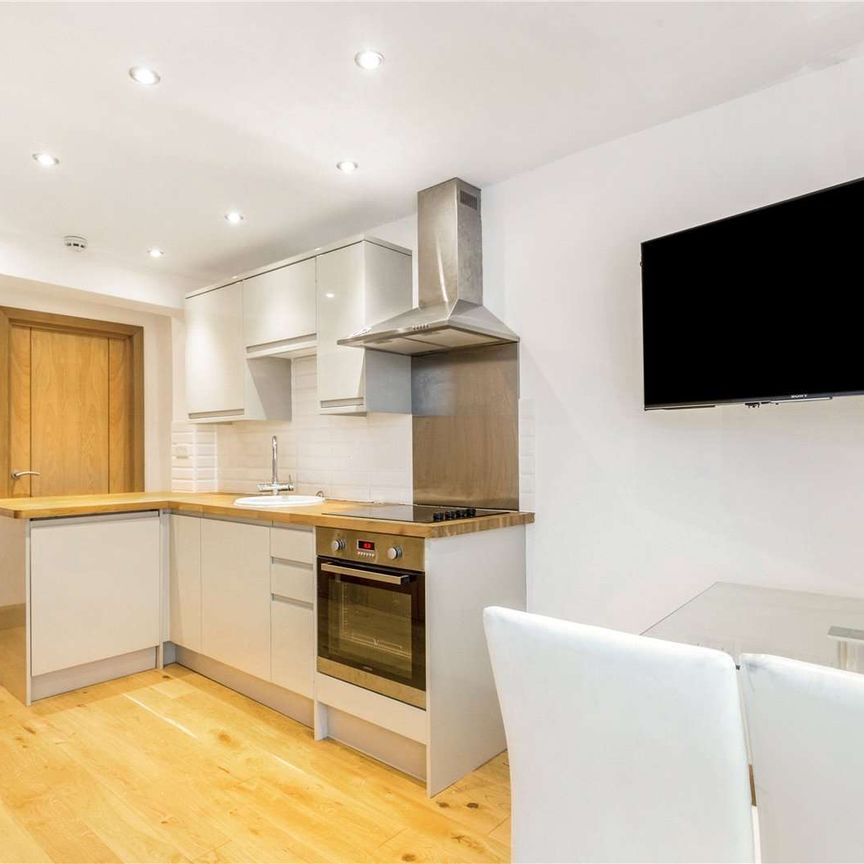 An immaculately presented one bedroom furnished apartment on the second floor, ideal for a single professional. - Photo 1