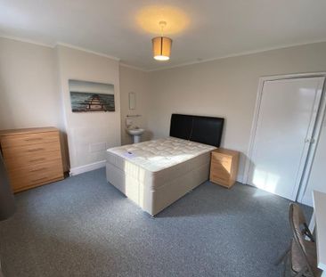 1 bedroom in a house share to rent - Photo 2