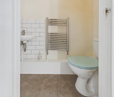 2 bedroom semi-detached house to rent - Photo 6