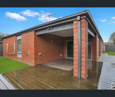 In the heart of Cranbourne! - Photo 5