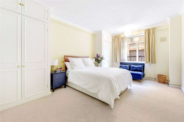 Charming 2 bedroom apartment, beautifully presented and enviably located on a picturesque residential street, in a prime central location. - Photo 1