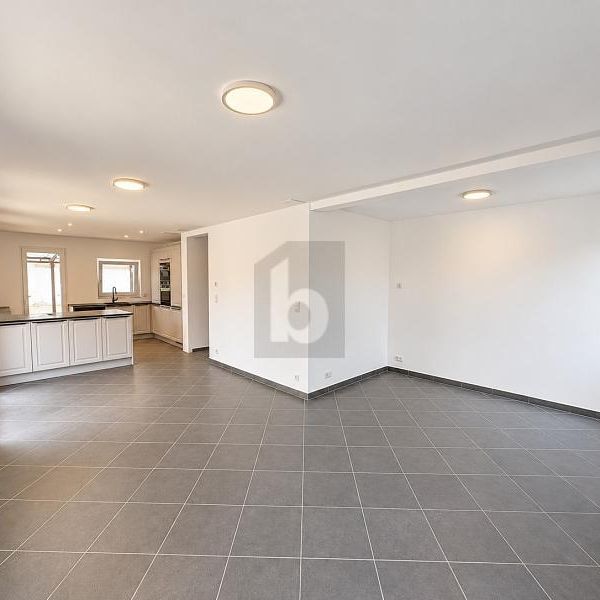 KOMPLETT NEU SANIERT MIT GROSSER TERRASSE - Foto 1