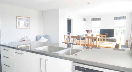 WIGRAM - 3 BEDROOMS, 2 BATHROOMS, HEATPUMP, DOUBLE INTERNAL ACCESS GARAGE - Photo 4