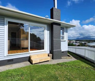 Newly Renovated 3-Bedroom Home with Mountain Views & Modern Comfort - Photo 5