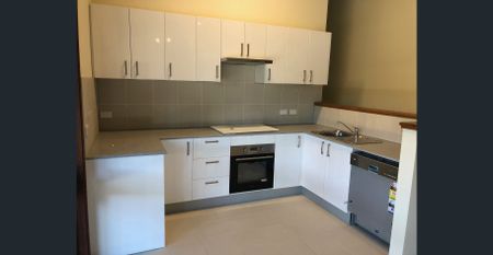 Renovated Semi House - Loads of space!! - Photo 3