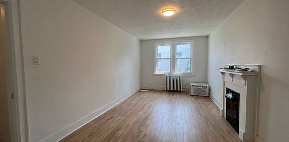 Spacious two-bedroom apt in a prime location Toronto - Photo 2