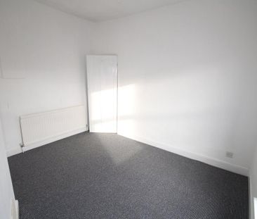 2 bedroom end of terrace house to rent - Photo 4