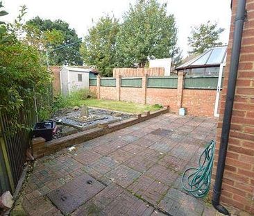 Bedroom Semi-detached House In Farnham, GU9 - Photo 3