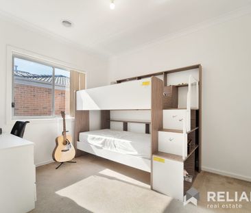 Picture Perfect Family Home in Fantastic Location! - Photo 5