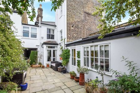 A charming three bedroom cottage with a lovely south facing garden. - Photo 5