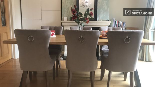 Large room for rent in a 5 bedroom family home in Rathcoole - Photo 1