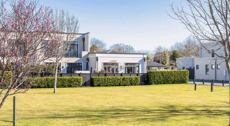 Sleek and Contemporary Home - Photo 2