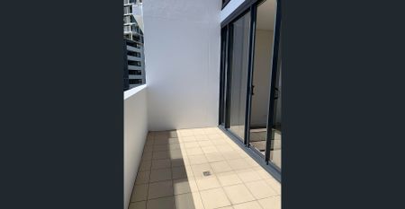 Sun-filled and spacious 2 level apartment - Photo 2