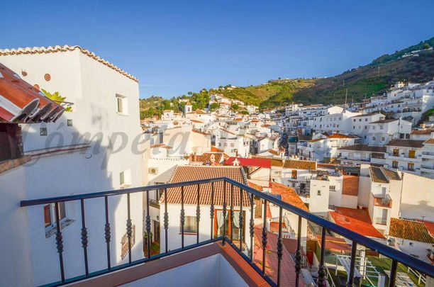 Townhouse in Sayalonga, Inland Andalucia at the foot of the mountains - Photo 1