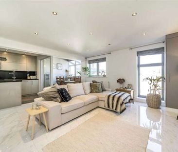 Savills are pleased to offer this beautifully presented three bedro... - Photo 2