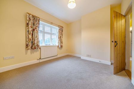 5 bedroom farmhouse in rural setting with off road parking, and lawned garden. - Photo 5