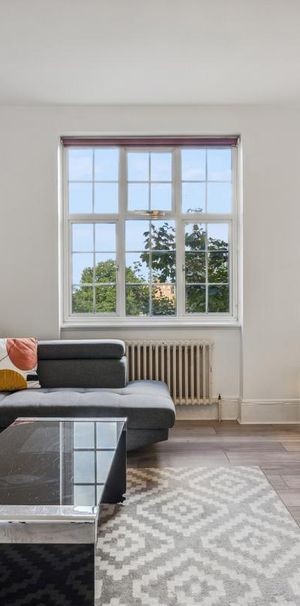 1 bedroom flat in Kensington High Street - Photo 1