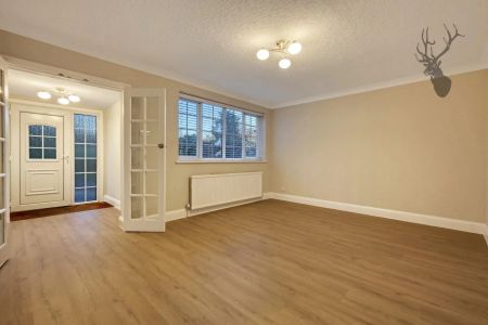 4 Bedroom House - Semi-Detached - Photo 3