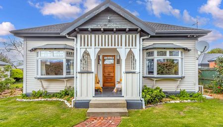 Heritage style 3 bedroom with garage - Photo 5