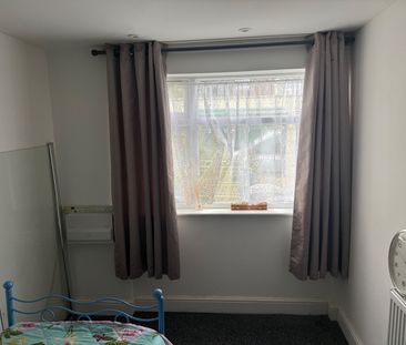1 Bed Semi-Detached House, Windsor Walk, LU1 - Photo 2