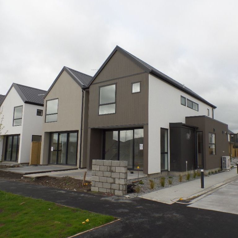 Are you searching for a stylish and comfortable, three bedroom townhouse to call home? Look no further! - Photo 1