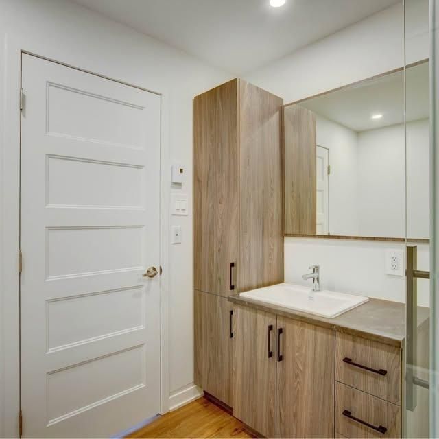 Beau 4 1/2 récent, demi sous-sol, style semi-détaché ! - Photo 1