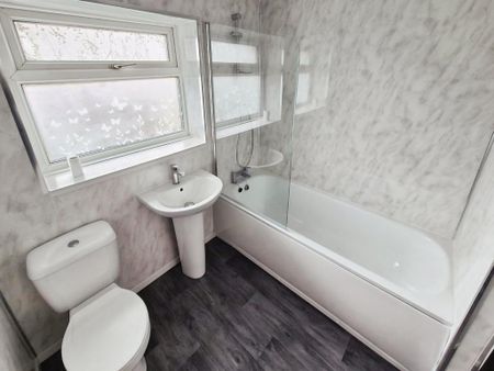 3 bedroom end of terrace house to rent - Photo 2