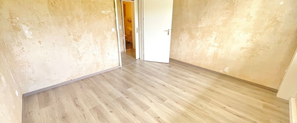 Große 4 Zimmerwohnung mit Balkon - Photo 1