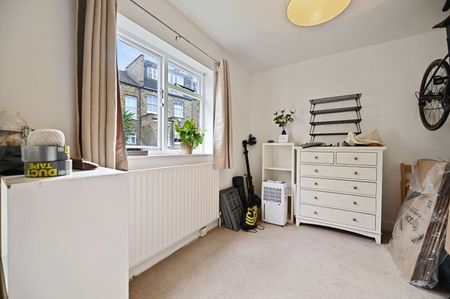 3D virtual tour available - Well presented two bedroom apartment set on a quiet residential road - Photo 4