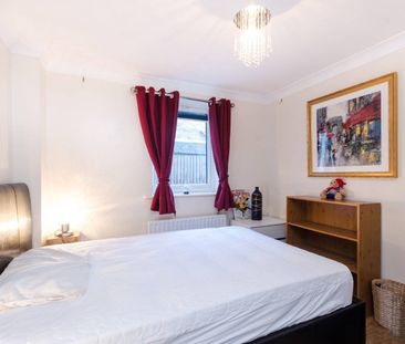 Room in a Shared Flat, Merton Road, SW19 - Photo 3