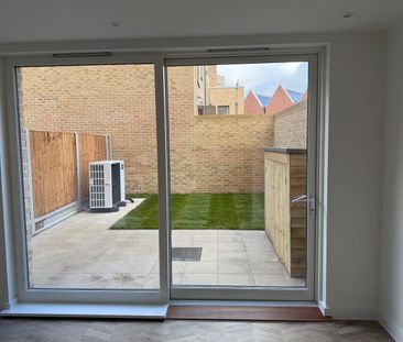 3 Bed Terraced House, Arthur Drummond Avenue, SE18 - Photo 2